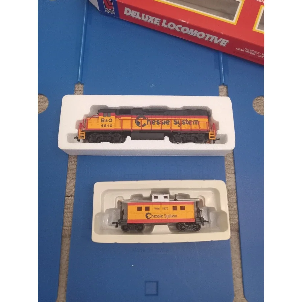 LIFELIKE‎ #8663  B&O CHESSIE SYSTEM Locomotive & Caboose #4810 w Box  HO